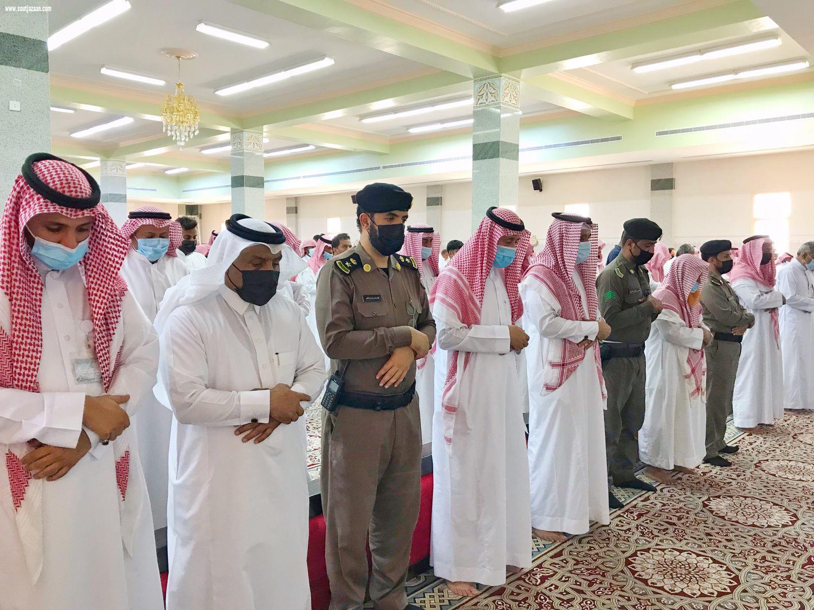 محافظ محايل في مقدمة مستقبلي جثمان الشهيد حمدان خواجي 