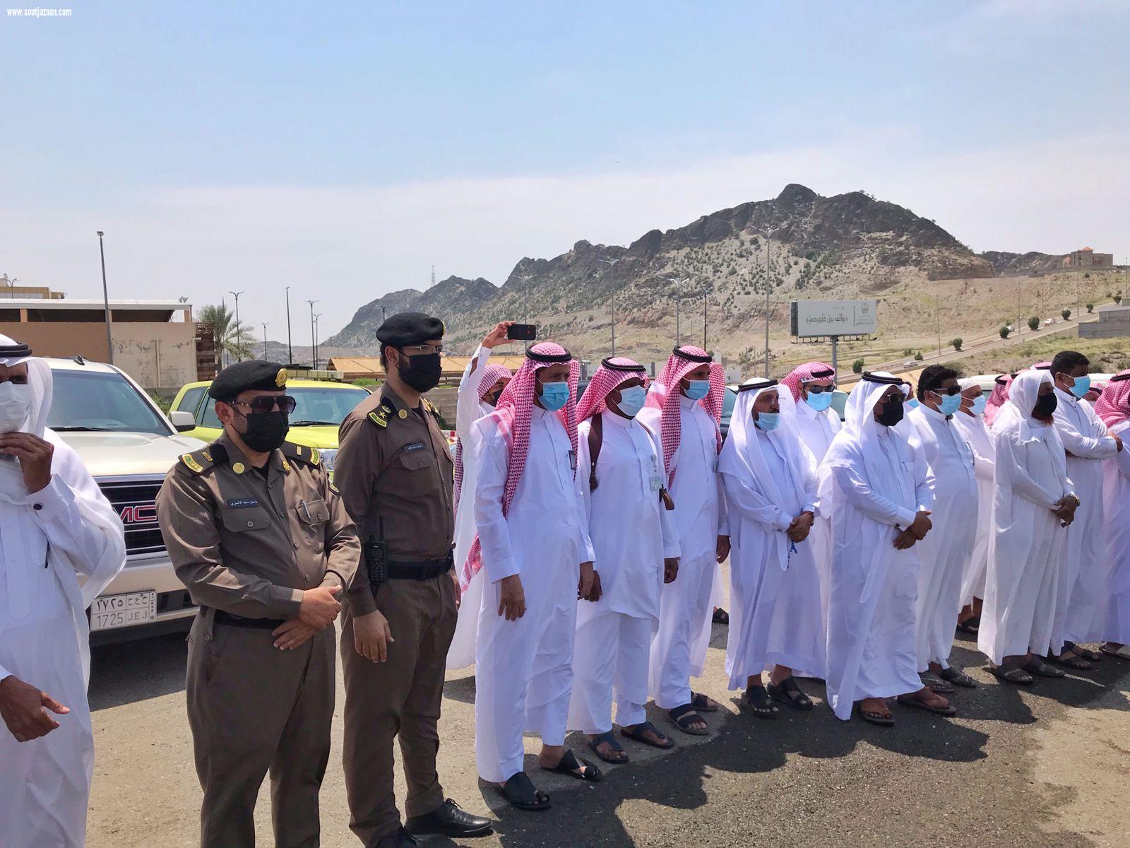 محافظ محايل في مقدمة مستقبلي جثمان الشهيد حمدان خواجي 