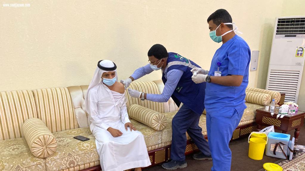 بحضور محافظ أحد المسارحة .. القطاع الصحي الجنوبي يبدأ حملته لتطعيم منسوبي الجهات الحكومية بالمحافظة 