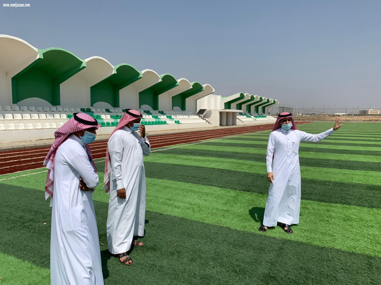 رئيس بلدية مركز القفل يتفقد مشروع ملعب كرة القدم