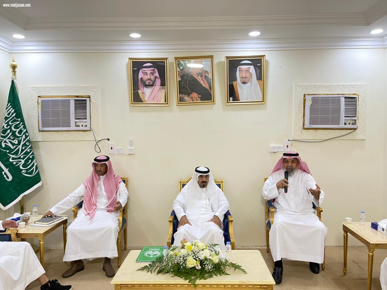 محافظ بـيـش يتفقد مركز الخلاوية والنجوع والقرى التابعة له