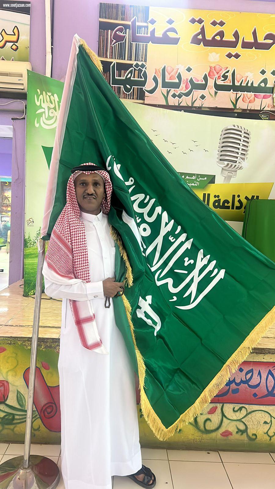 طلاب وطالبات مكتب تعليم بيش يحتفلون بيوم العلم