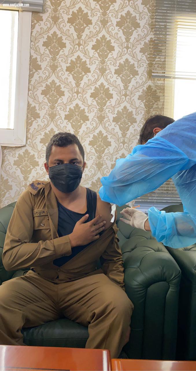 مستشفى الحرث ينفذ الجرعة الأولى من لقاح فيروس كورونا لمحافظ ومنسوبي المحافظة والجهات الحكومية 