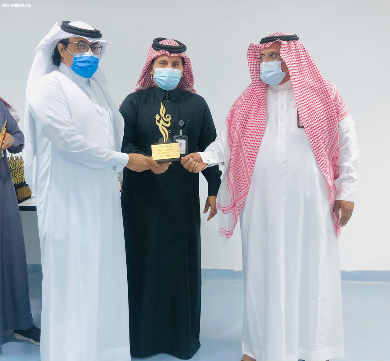 بحضور المحافظ الألمعي ، تكريم الموظفين المتميزين بمستشفى الحرث