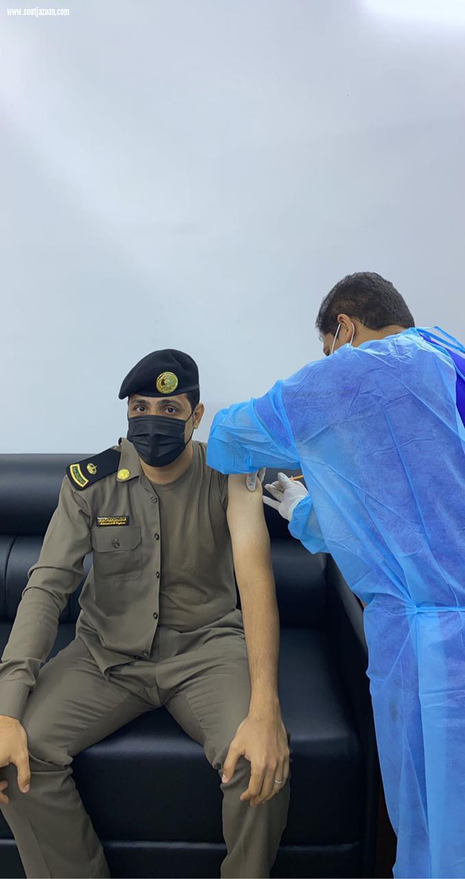 مستشفى الحرث ينفذ الجرعة الأولى من لقاح فيروس كورونا لمحافظ ومنسوبي المحافظة والجهات الحكومية 