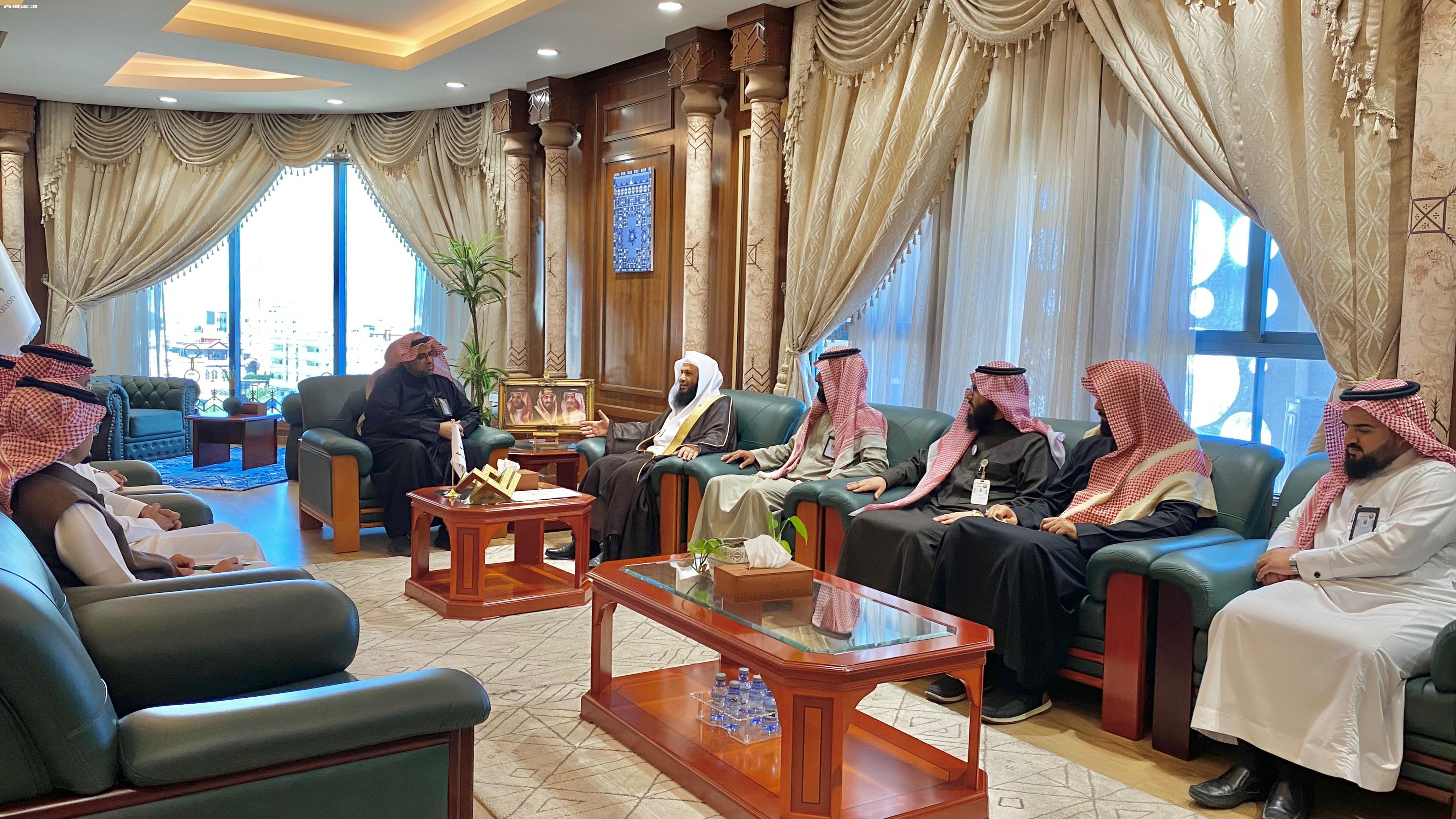 مدير عام فرع هيئة الأمر بالمعروف بمنطقة عسير يزور مدير عام تعليم المنطقة