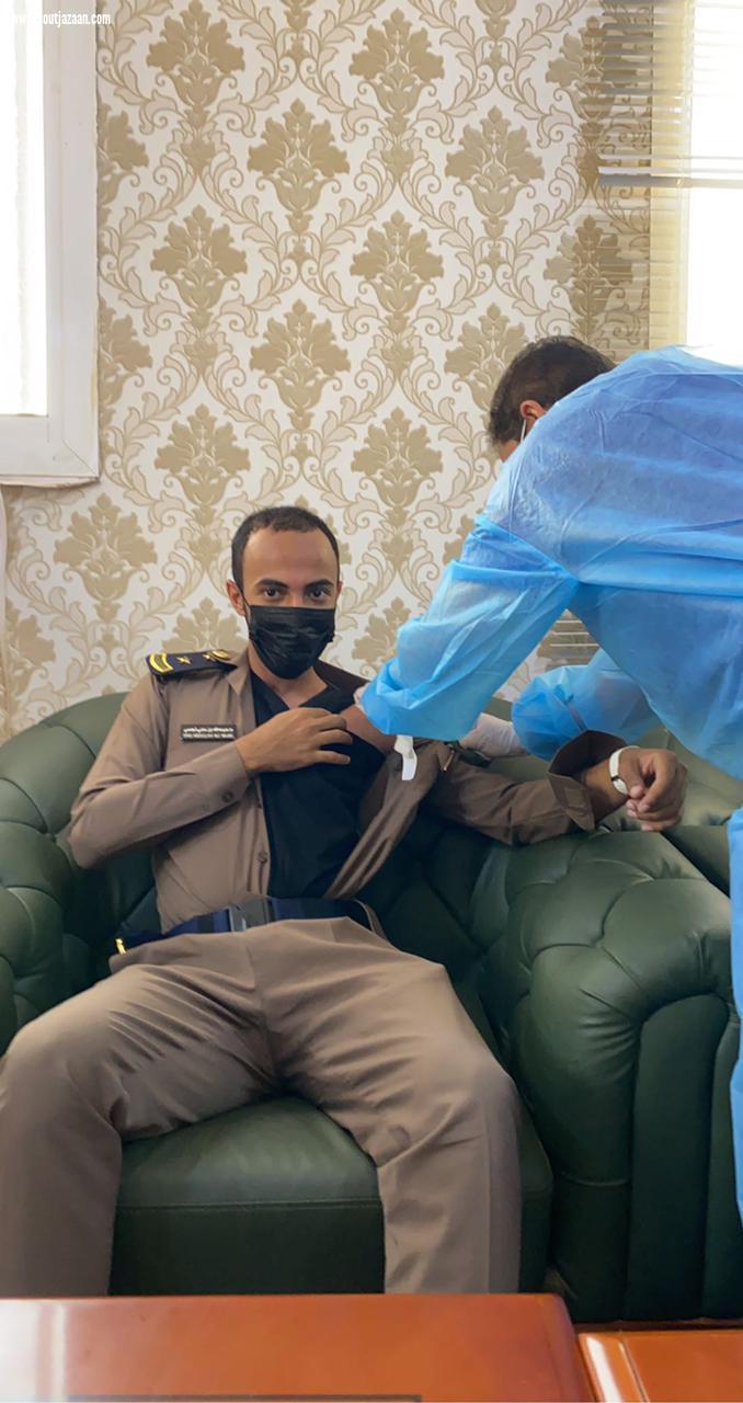 مستشفى الحرث ينفذ الجرعة الأولى من لقاح فيروس كورونا لمحافظ ومنسوبي المحافظة والجهات الحكومية 