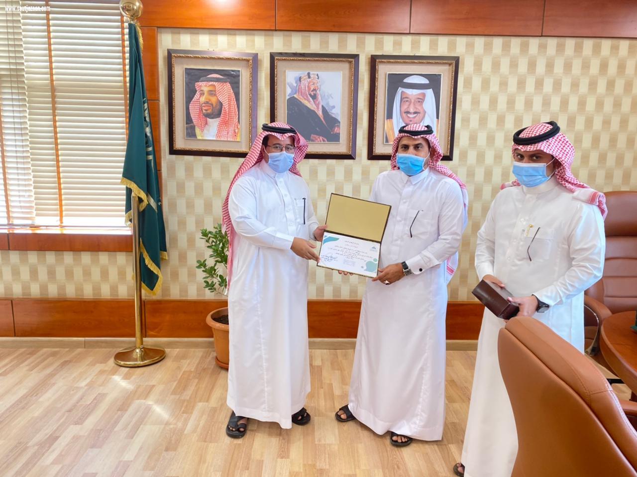 رئيس بلدية الدرب مذكور يكرم عدد من الموظفين المتميزين