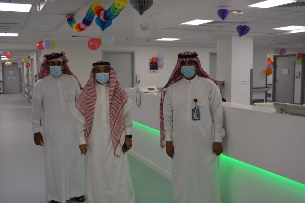 مدير مستشفى صامطة العام يعايد منسوبي ومرضى المستشفى