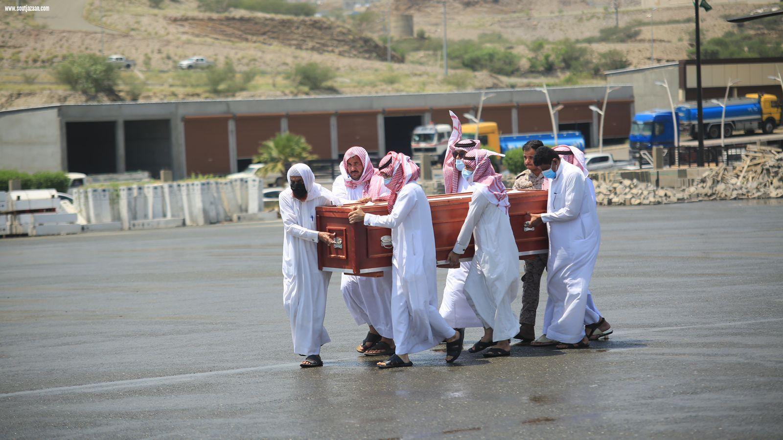 محافظ محايل في مقدمة مستقبلي جثمان الشهيد حمدان خواجي 