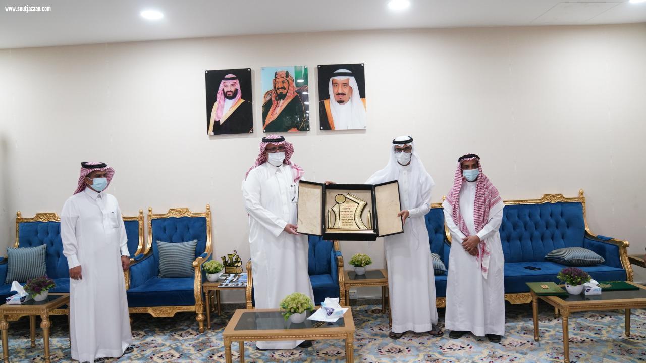 محافظ صبيا يطلع على تصاميم طلاب الهندسة لإنشاء جسور مشاة 