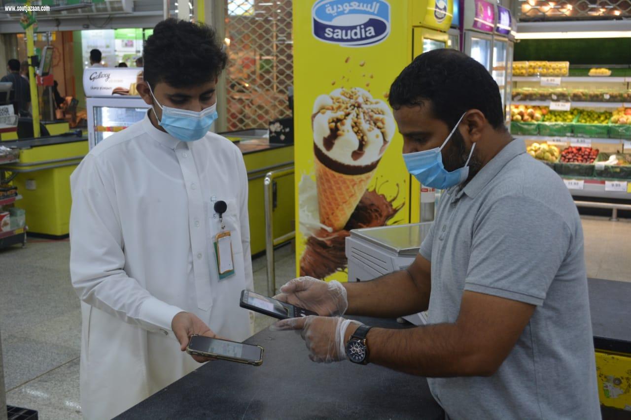 حملة اللجنة الوطنية لمكافحة التبغ بصحة جازان تواصل   جولاتها  من خلال فريق التوعية الصحية في مستشفى صامطة العام