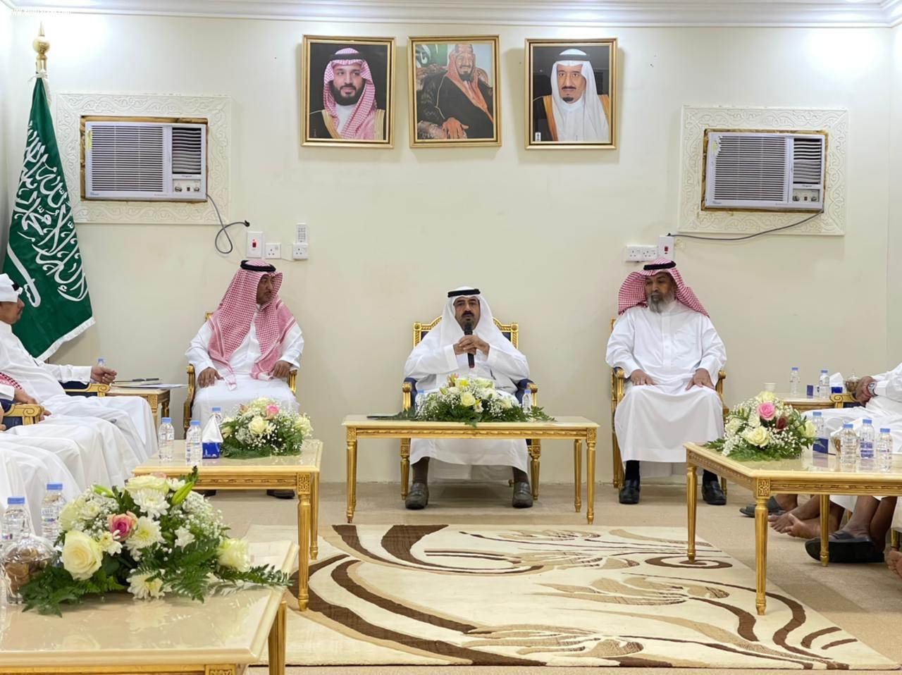 محافظ بـيـش يتفقد مركز الخلاوية والنجوع والقرى التابعة له