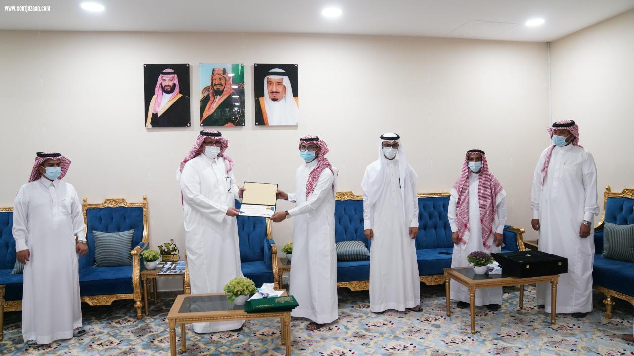 محافظ صبيا يطلع على تصاميم طلاب الهندسة لإنشاء جسور مشاة 