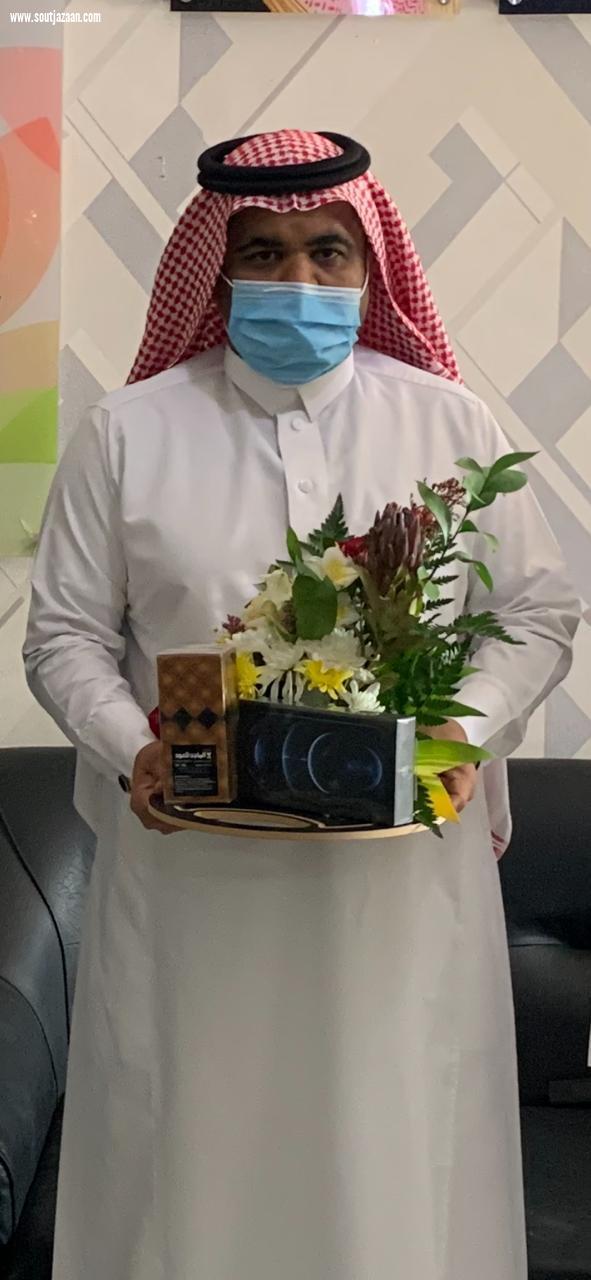 أسرة مجمع صير التعليمي بفرسان تحتفي بقائدها