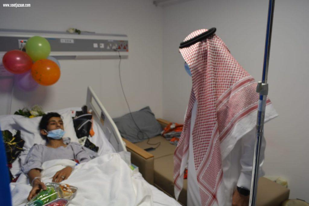 مدير مستشفى صامطة العام يعايد منسوبي ومرضى المستشفى