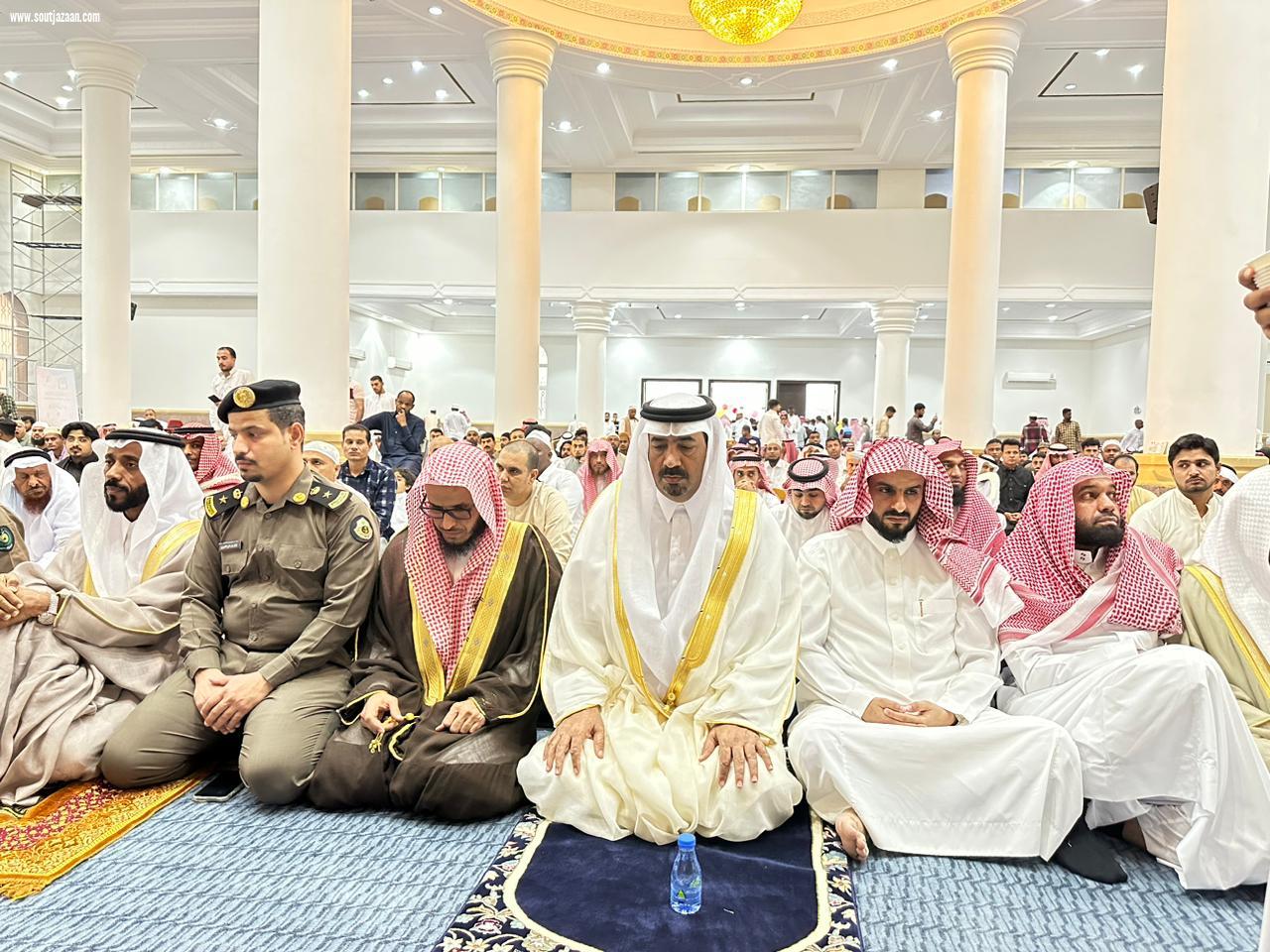 محافظ بيش يتقدم المصلين في صلاة عيد الفطر المبارك بجامع الراجحي 