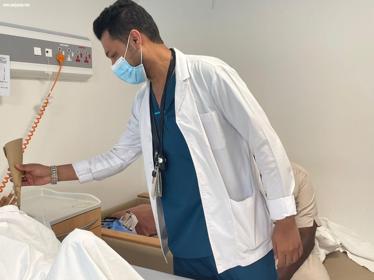 توزيع الورود على المرضى بمستشفى صامطة من قبل مكتب الابداع بالمستشفي عبدالله مشهور/صامطة