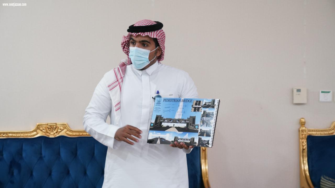 محافظ صبيا يطلع على تصاميم طلاب الهندسة لإنشاء جسور مشاة 