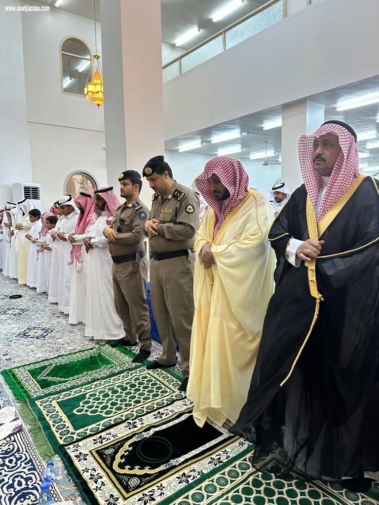 محافظ فيفاء يؤدي صلاة عيد الفطر المبارك