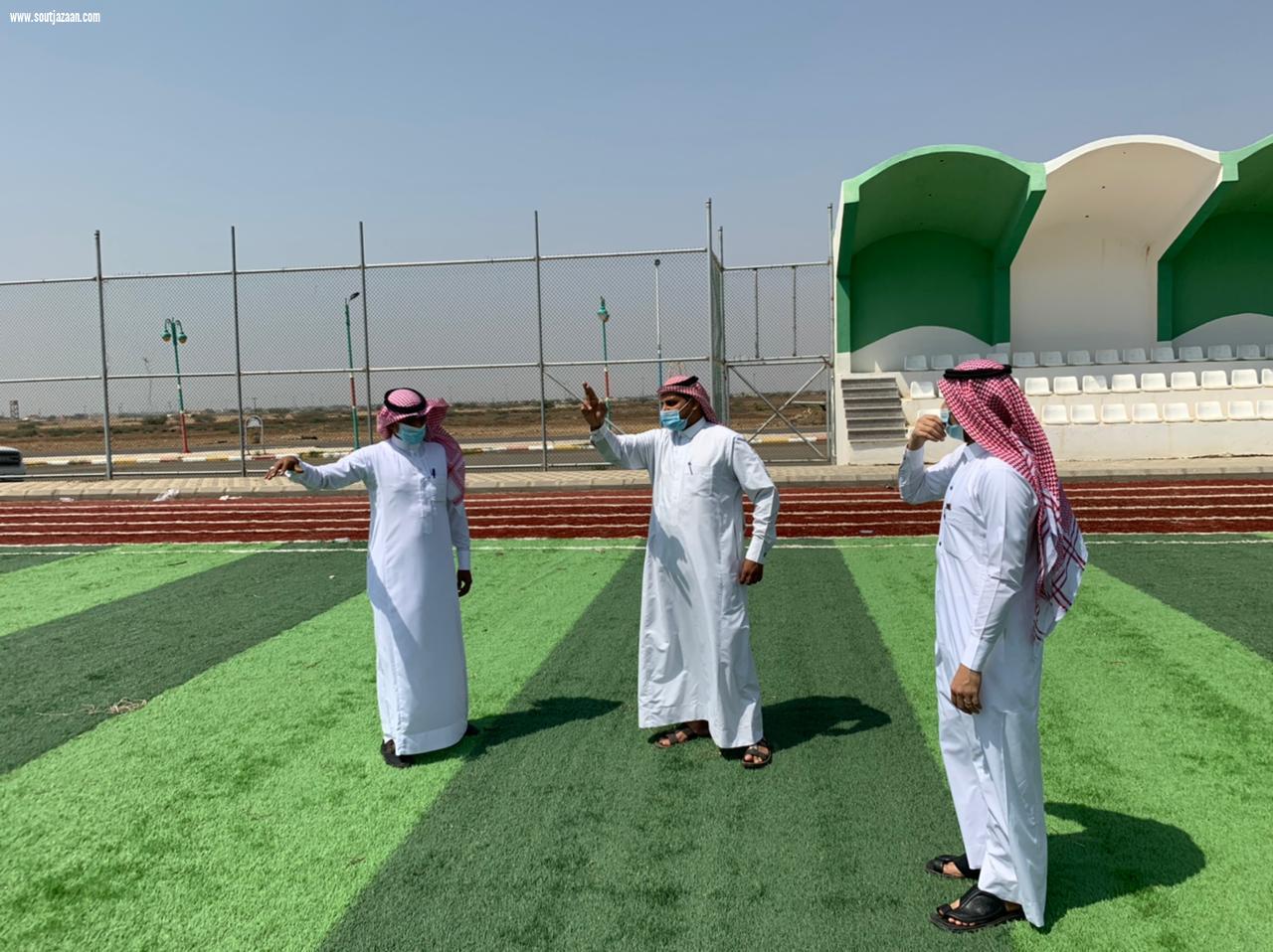 رئيس بلدية مركز القفل يتفقد مشروع ملعب كرة القدم