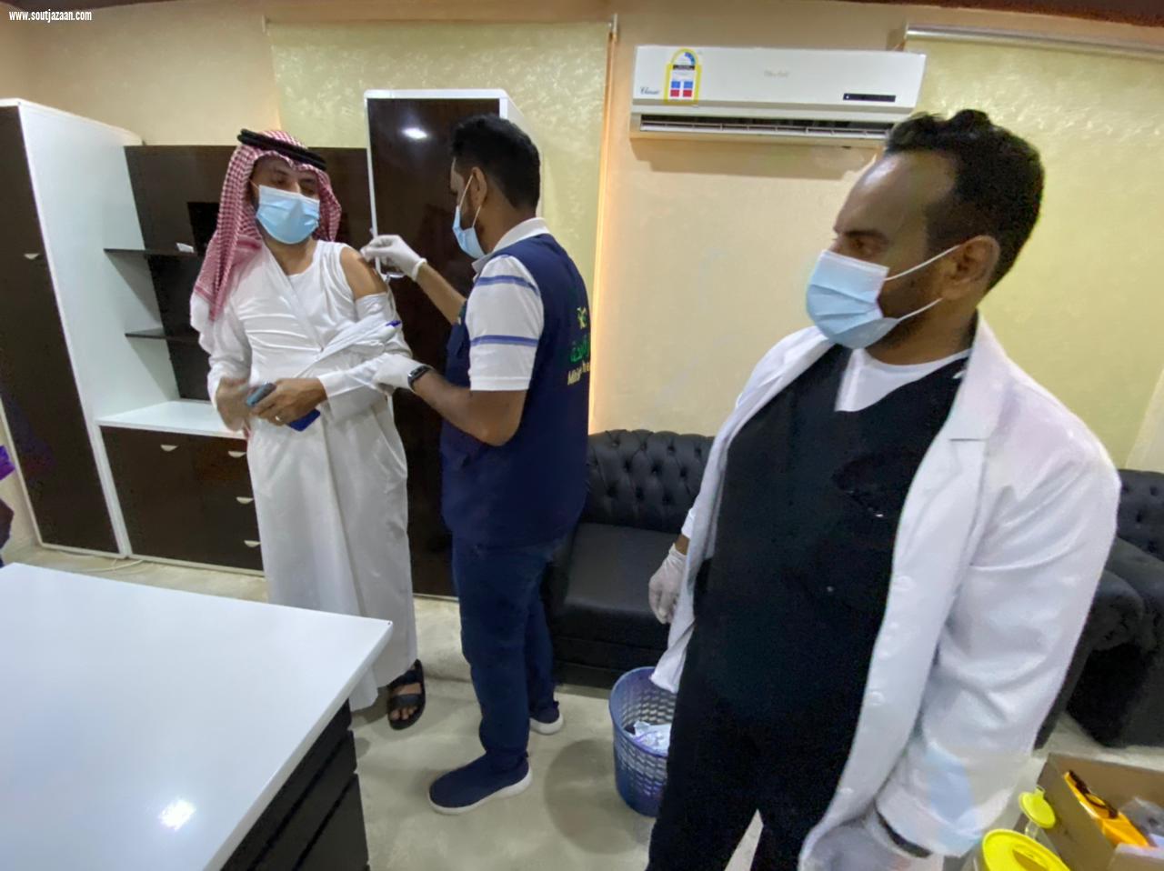 استمرار لقاح كوفيد 19  تلقى منسوبو محافظة بيش الجرعة الاولى 