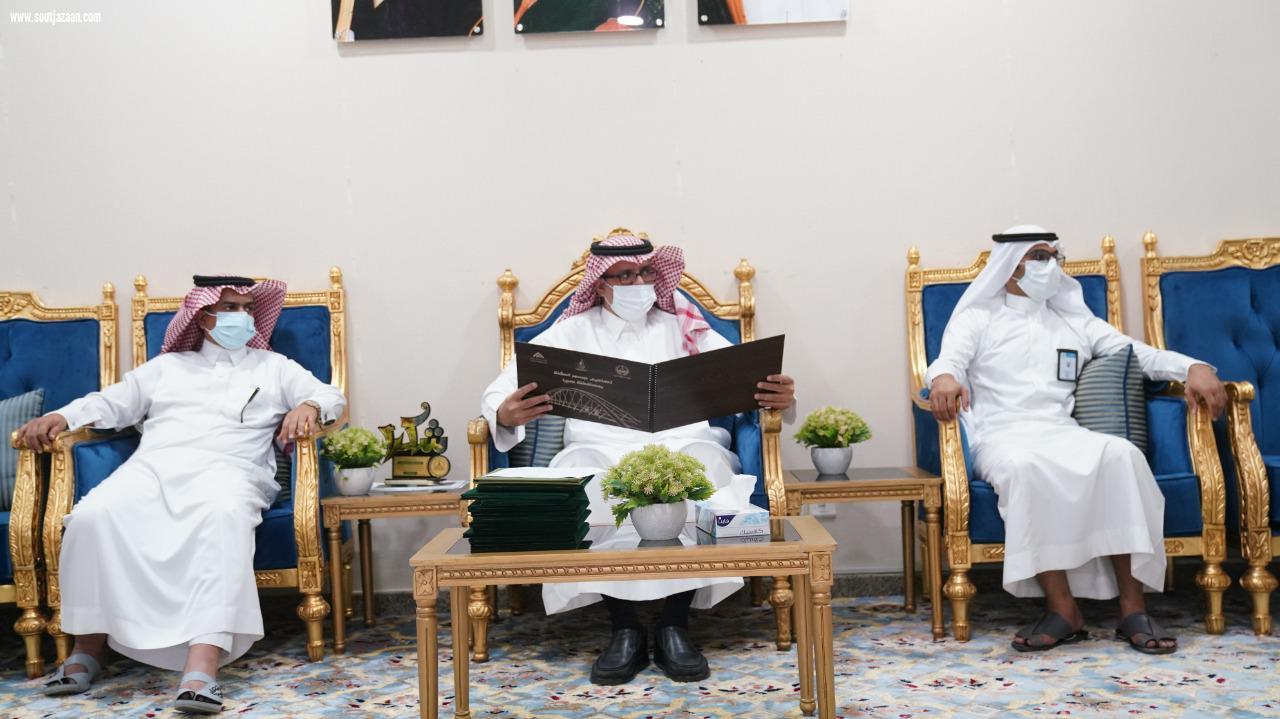 محافظ صبيا يطلع على تصاميم طلاب الهندسة لإنشاء جسور مشاة 