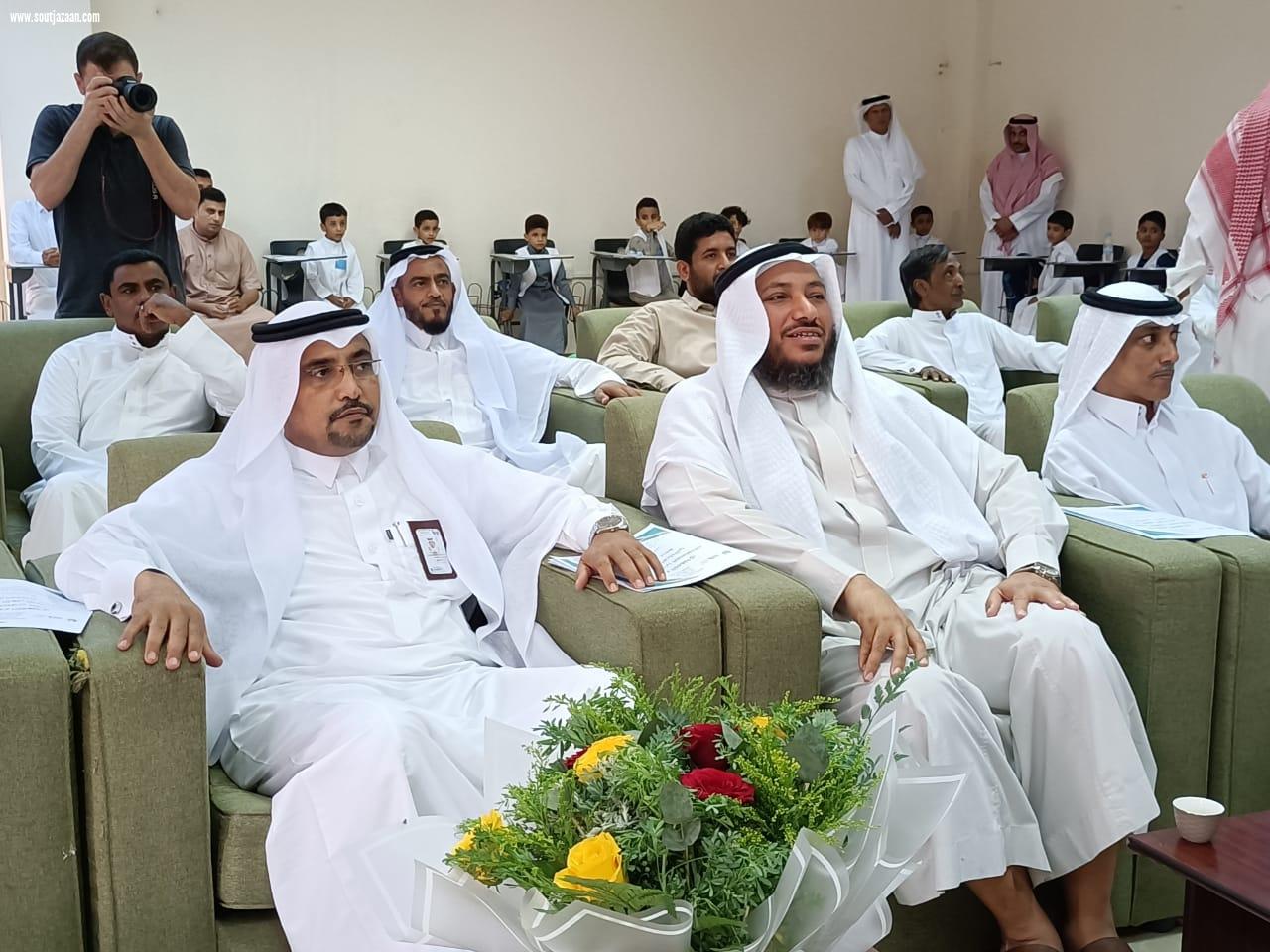 وكيل محافظة صبيا يتفقد عددا من الطلاب في فصول مجمع مدارس الباحر للبنين 