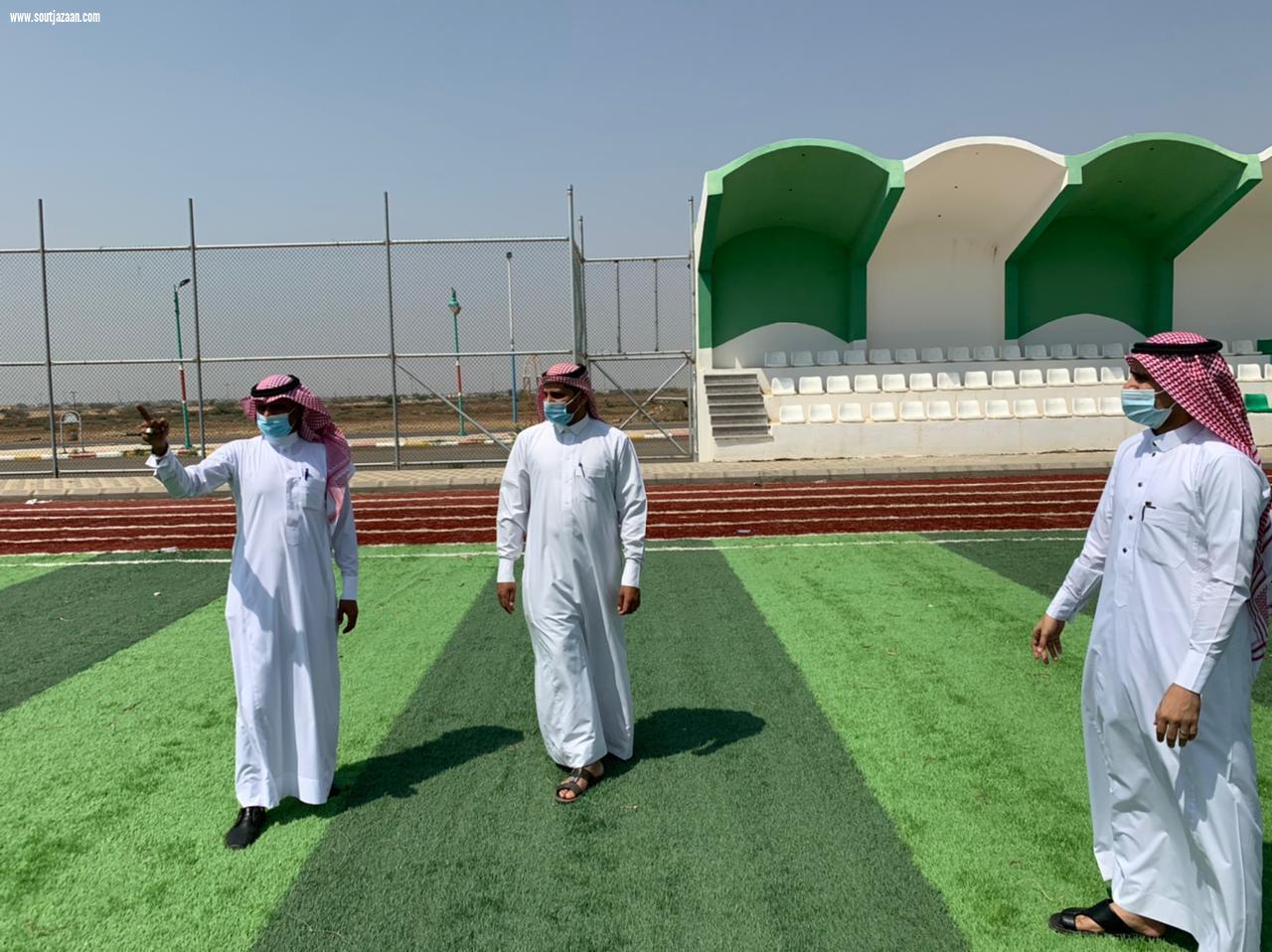 رئيس بلدية مركز القفل يتفقد مشروع ملعب كرة القدم