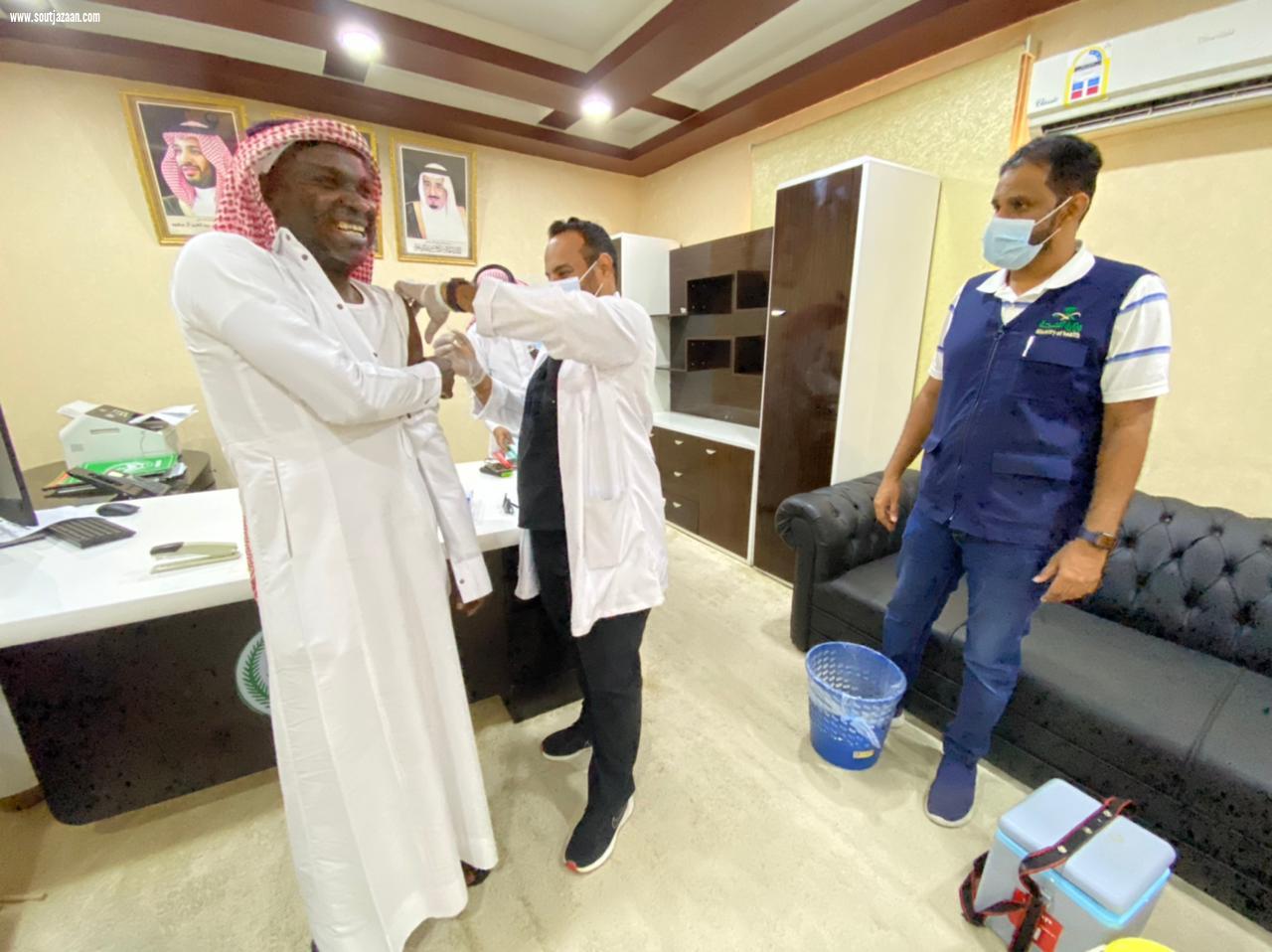 استمرار لقاح كوفيد 19  تلقى منسوبو محافظة بيش الجرعة الاولى 