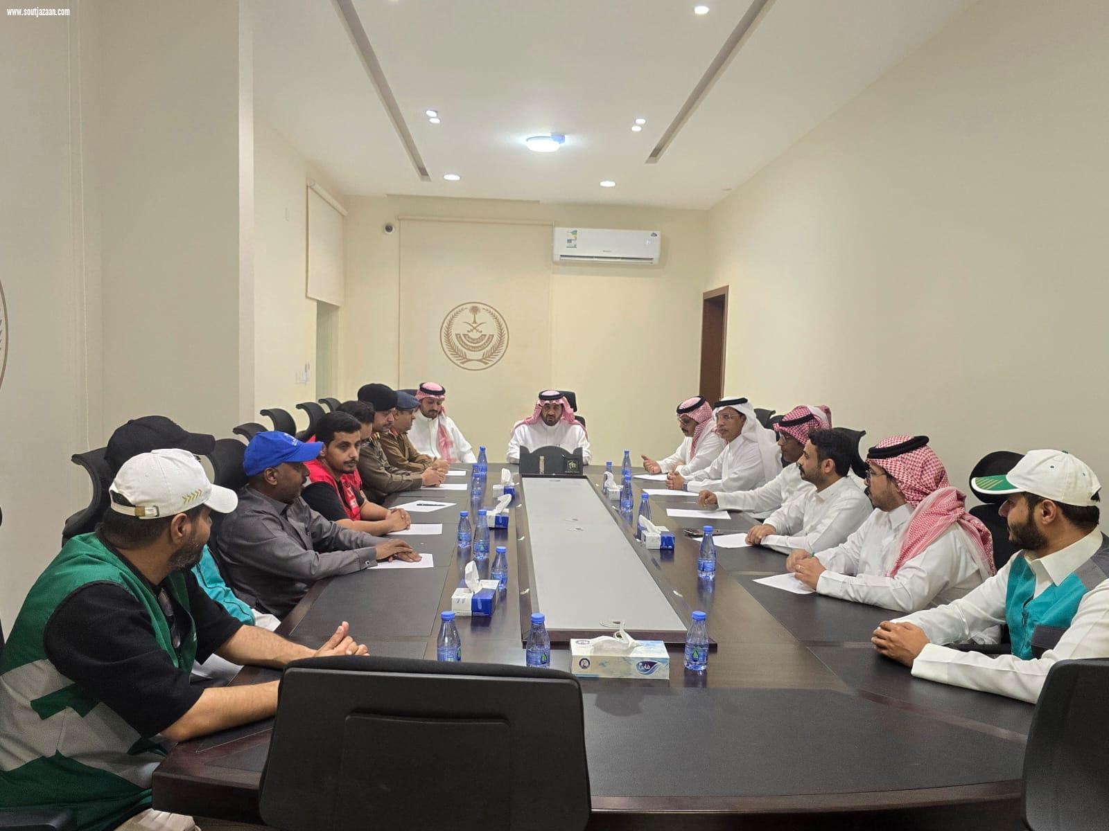 محافظ محايل يقف على أضرار الأمطار الغزيرة  والسيول التي شهدها مركز السعيدة