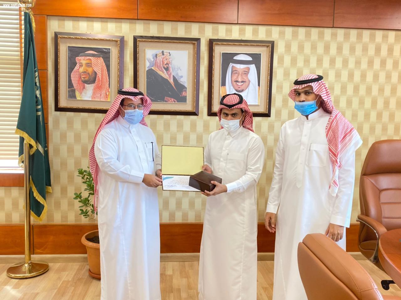 رئيس بلدية الدرب مذكور يكرم عدد من الموظفين المتميزين