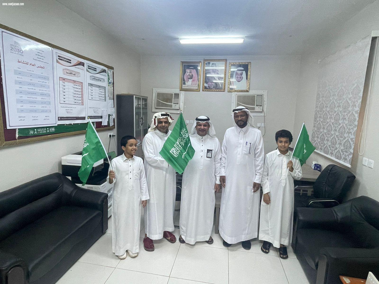 طلاب وطالبات مكتب تعليم بيش يحتفلون بيوم العلم