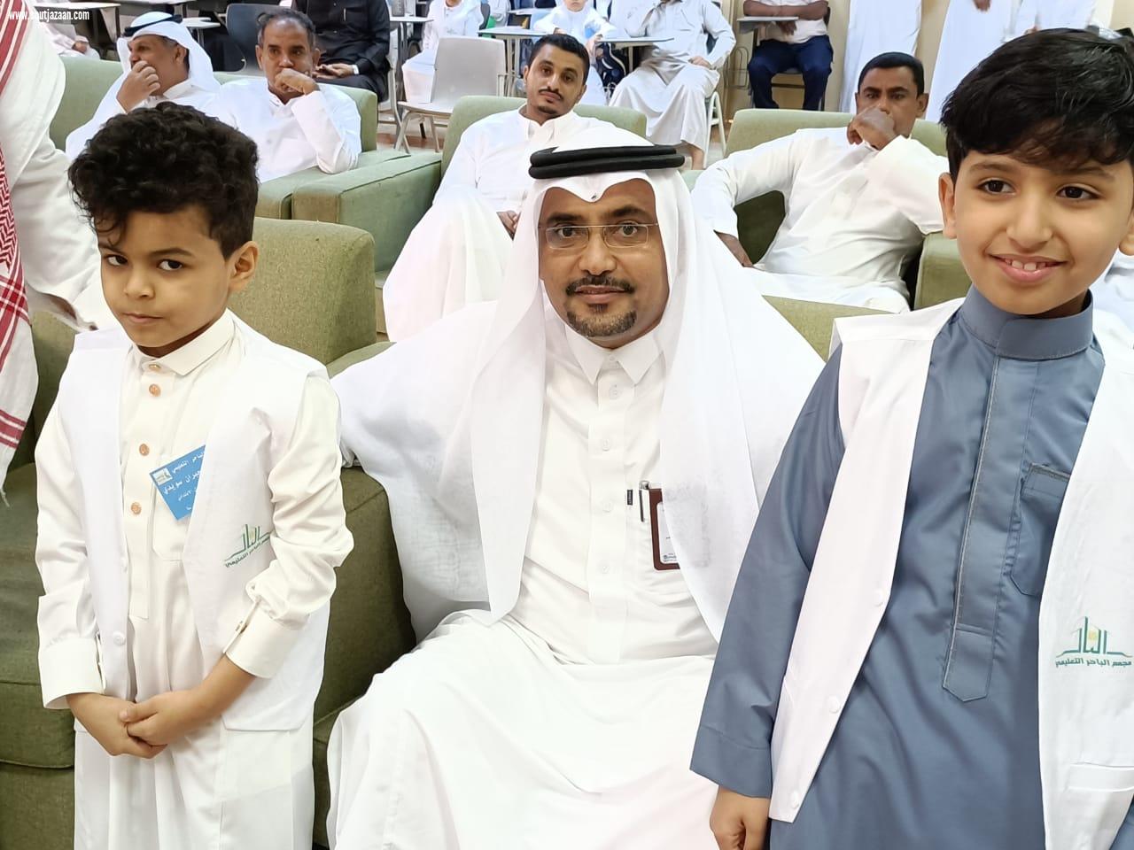 وكيل محافظة صبيا يتفقد عددا من الطلاب في فصول مجمع مدارس الباحر للبنين 