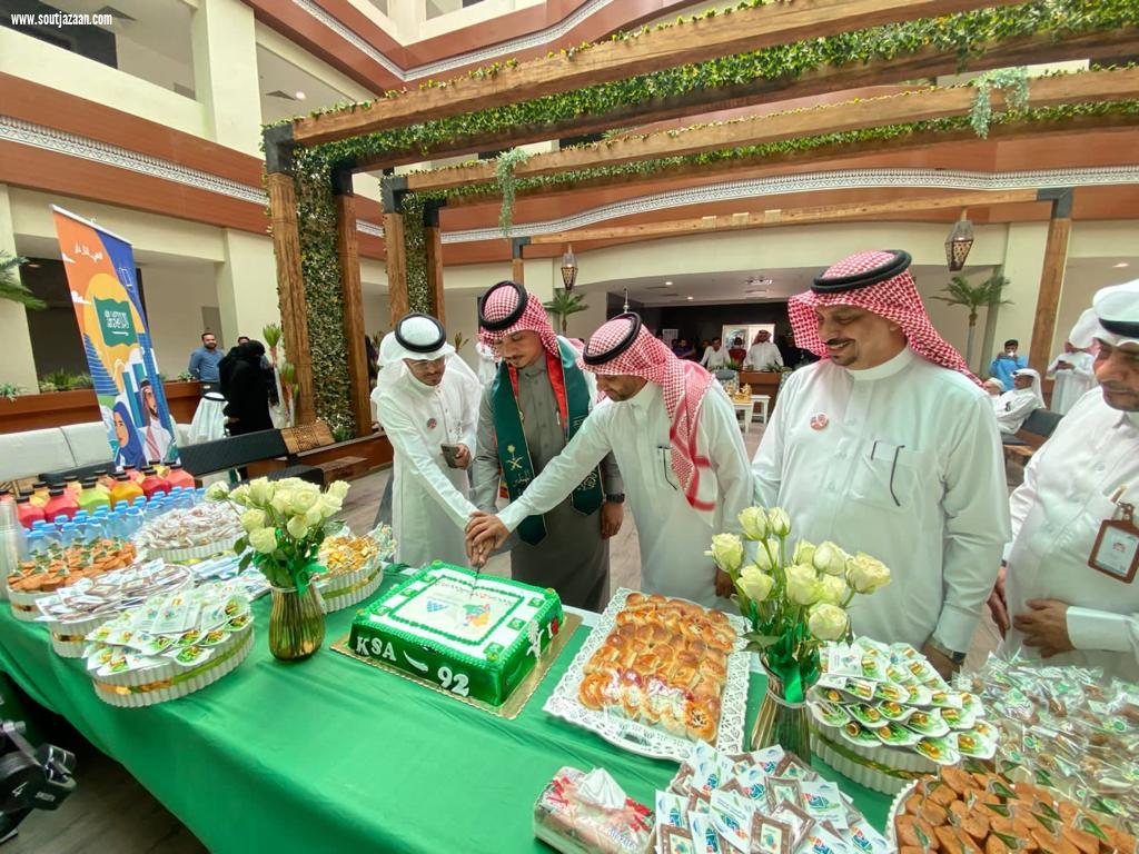 بلدية صامطة تحتفي مع منسوبيها بيوم الوطن 92 