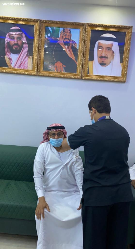 مستشفى الحرث ينفذ الجرعة الأولى من لقاح فيروس كورونا لمحافظ ومنسوبي المحافظة والجهات الحكومية 