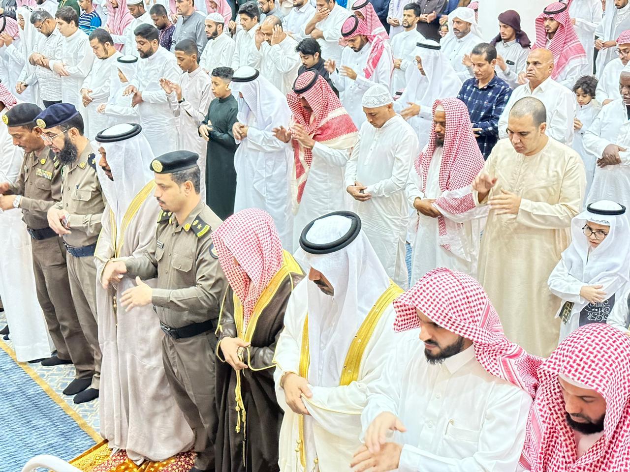 محافظ بيش يتقدم المصلين في صلاة عيد الفطر المبارك بجامع الراجحي 