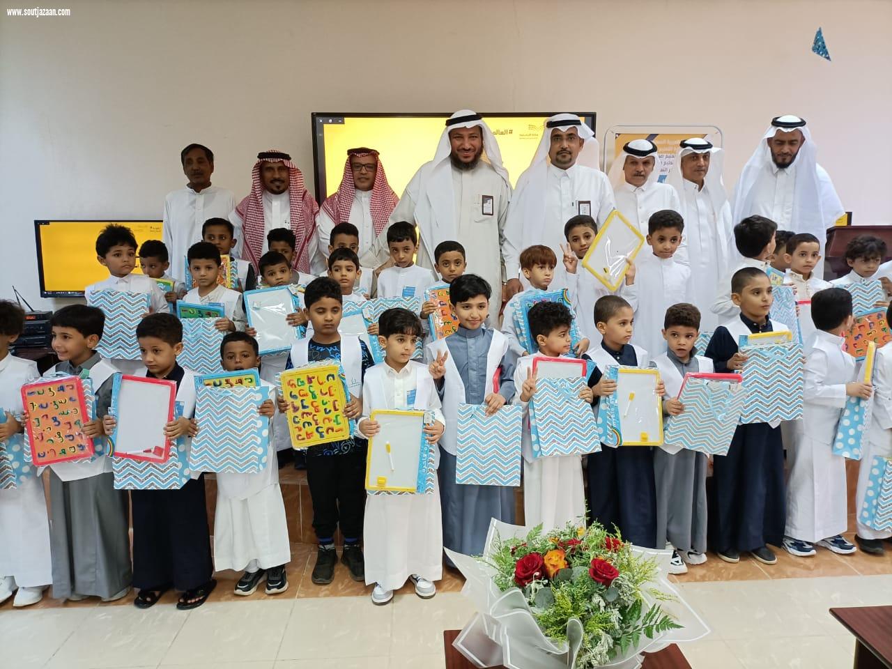 وكيل محافظة صبيا يتفقد عددا من الطلاب في فصول مجمع مدارس الباحر للبنين 