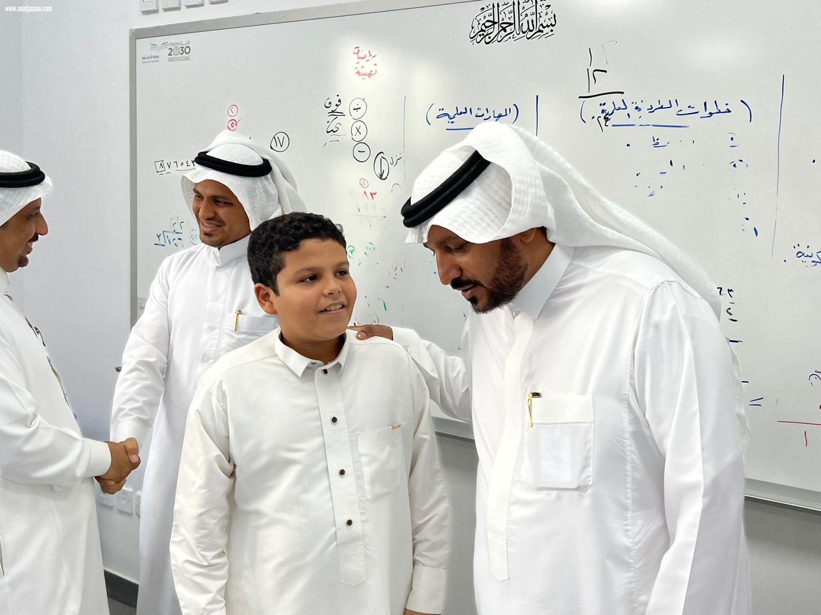 القحطاني محافظ فيفاء يتفقد مجمع الدفرة التعليمي