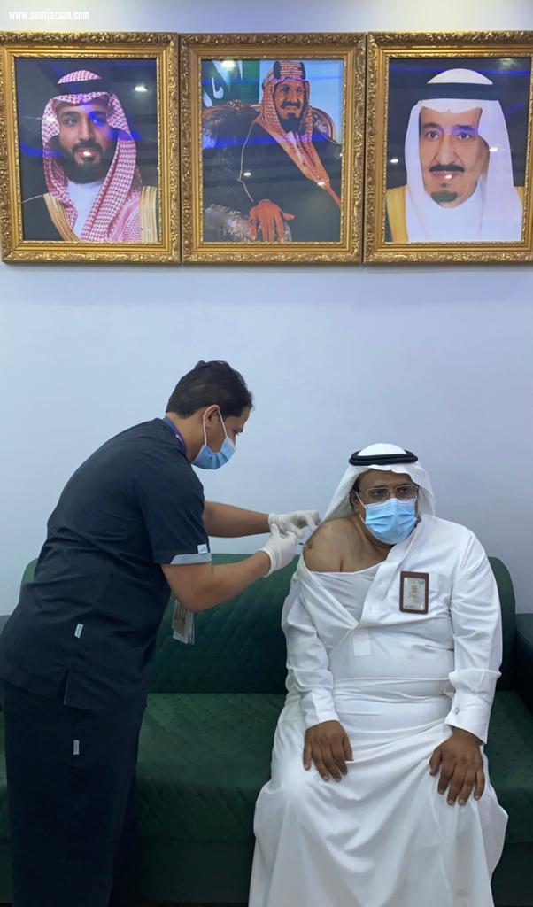 مستشفى الحرث ينفذ الجرعة الأولى من لقاح فيروس كورونا لمحافظ ومنسوبي المحافظة والجهات الحكومية 