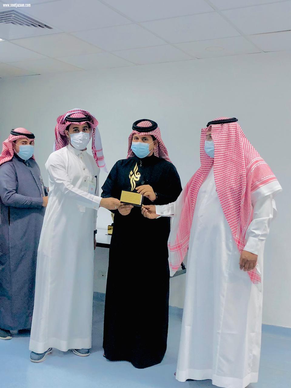 بحضور المحافظ الألمعي ، تكريم الموظفين المتميزين بمستشفى الحرث