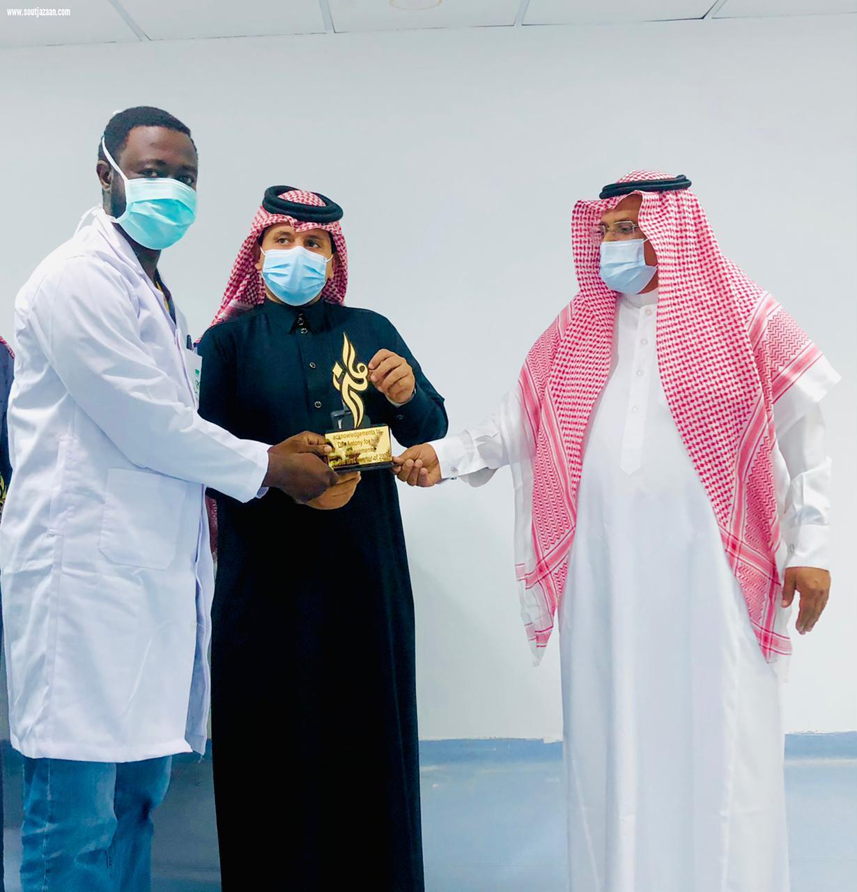 بحضور المحافظ الألمعي ، تكريم الموظفين المتميزين بمستشفى الحرث