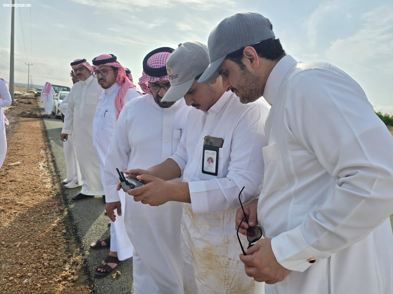 محافظ محايل يقف على أضرار الأمطار الغزيرة  والسيول التي شهدها مركز السعيدة