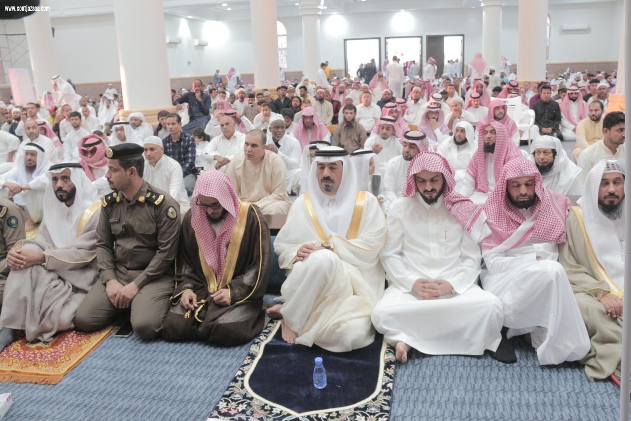 محافظ بيش يتقدم المصلين في صلاة عيد الفطر المبارك بجامع الراجحي 