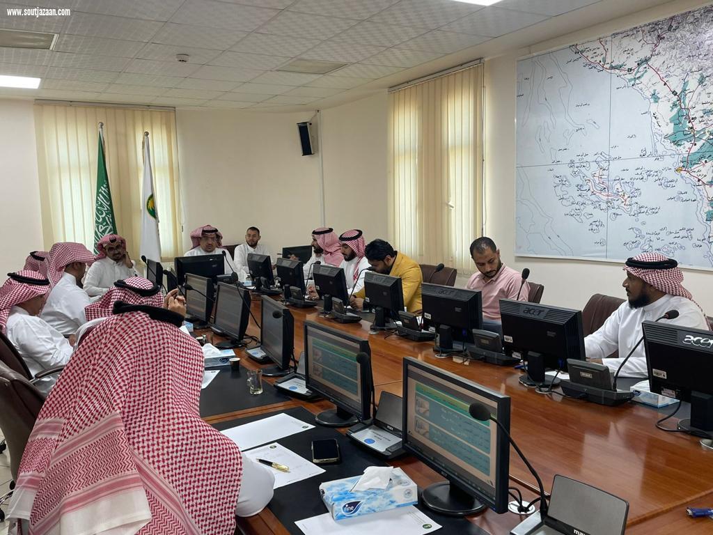 آل عطيف يجتمع مع مدير المشاريع الزراعيه بمجلس الجمعيات التعاونيه 