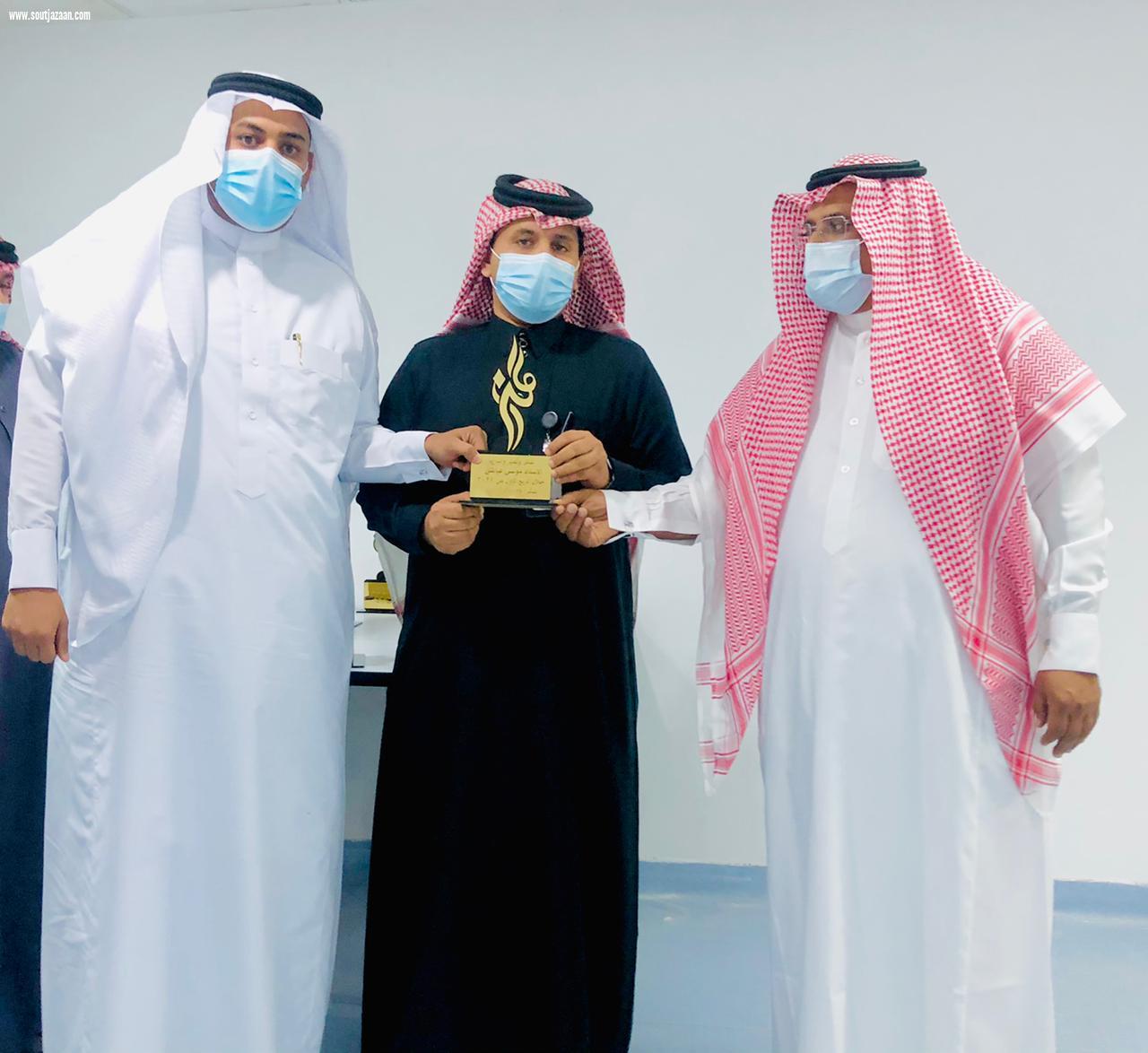 بحضور المحافظ الألمعي ، تكريم الموظفين المتميزين بمستشفى الحرث