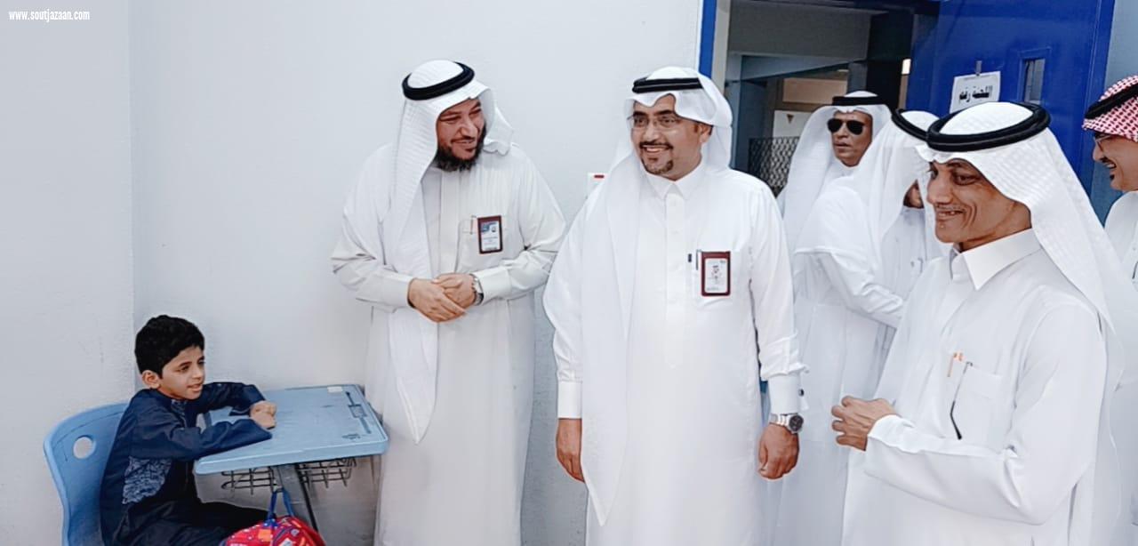 وكيل محافظة صبيا يتفقد عددا من الطلاب في فصول مجمع مدارس الباحر للبنين 