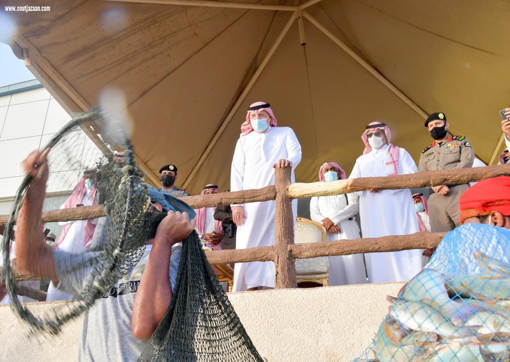 سمو أمير منطقة جازان يشارك أهالي فرسان صيد سمك الحريد