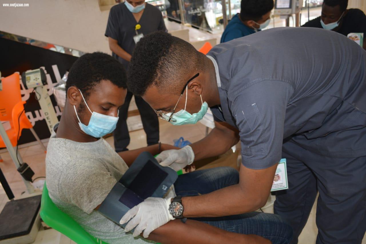 مدير إدارة شؤون المراكز الصحية بصحة جازان البجوي يدشن حملة التبرع بالدم دماؤنا للوطن