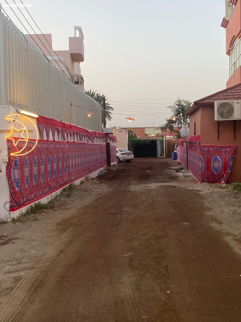 اليزيدي رئيس مركز القحمة يشيد بشباب المركز لجهودهم في تزيين الحواري لاستقبال شهر رمضان